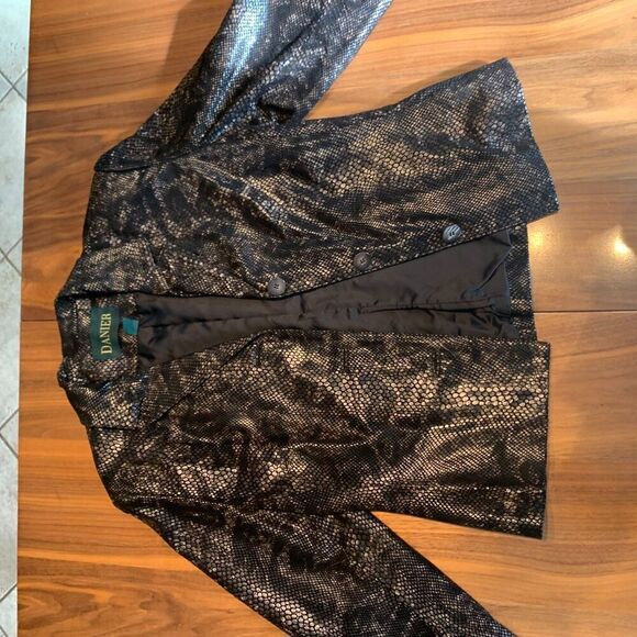 Danier leather skirt and jacket suit, leather, python texture, EUC, lined, sz 8 - Picture 4 of 16